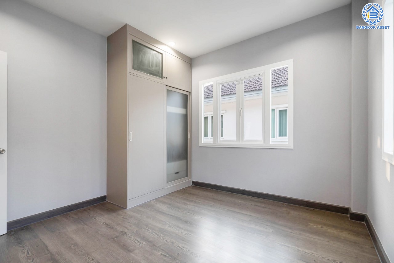 บ้านมือสองตกแต่งใหม่ ม.เบญญาภา ราชพฤกษ์ หลังใหญ่ เนื้อที่ 56.2 ตร.ว. บนพื้นที่ใช้สอยกว่า 265 ตร.ม. ฟังก์ชัน 3 ห้องนอน 1 ห้องอเนกประสงค์ 3 ห้องน้ำ จอดรถได้ 2 คัน พร้อมเฟอร์นิเจอร์บิ้วอินท์ในห้องนอนทุกห้อง ทำเลโซนเมือง! โครงการติด The Crystal SB ใกล้ทางด่วน "ศรีรัช" พร้อมเชื่อมสู่ปิ่นเกล้า-สาทร